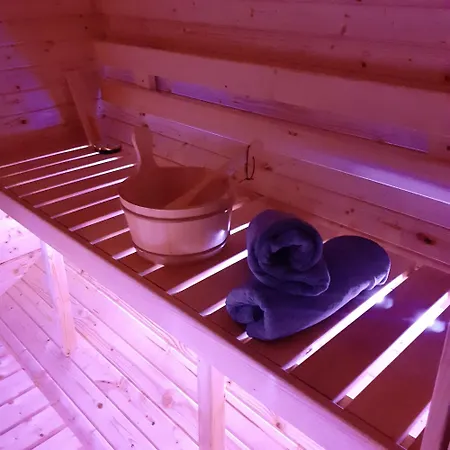Z Sauna I Jacuzzi Na Wylacznosc 펜션 Dabrowka (Wolomin)